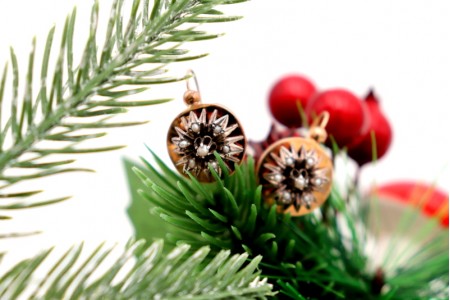 Brincos em ouro e prata de formato floral com pérolas incrustadas.