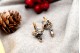 Brincos em ouro com lascas de diamante e granadas incrustadas.