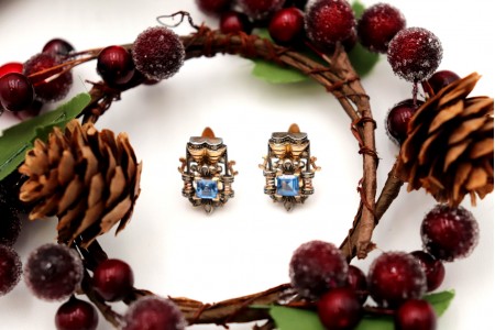 Brincos em ouro e prata recortada, lascas de diamante e pedras azuis sintéticas 