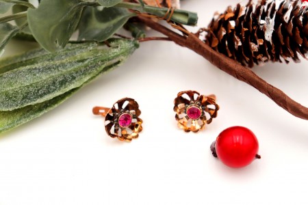 Brincos em ouro recortados com pedra sintética grenat no centro.