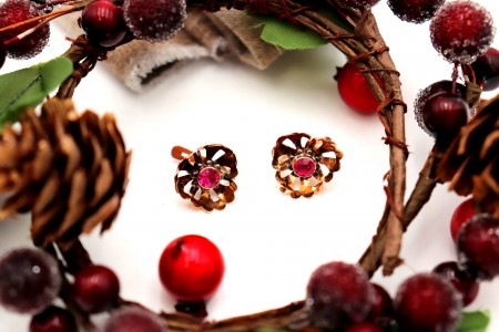 Brincos em ouro recortados com pedra sintética grenat no centro.