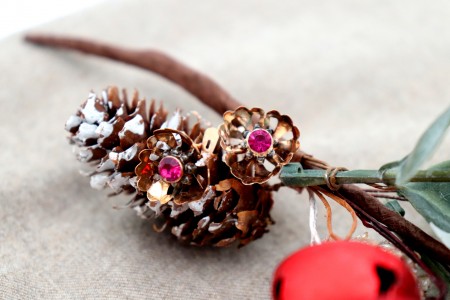 Brincos em ouro recortados com pedra sintética grenat no centro.