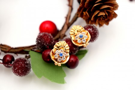 Brincos em ouro com pedras sintéticas incrustadas.