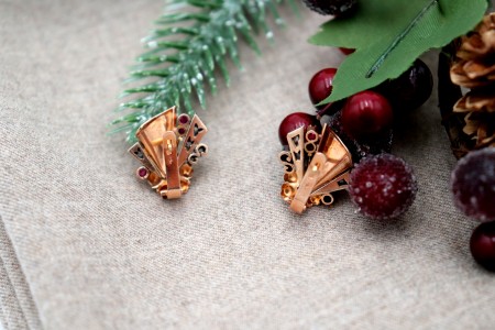 Brincos em ouro com lascas de diamantes, pedras grenat incrustadas e aplicações 