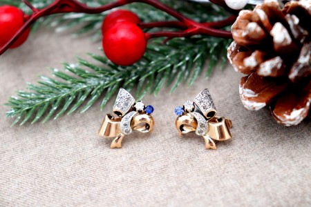 Brincos em ouro em forma de flor com lascas de diamantes e duas pedras sintética