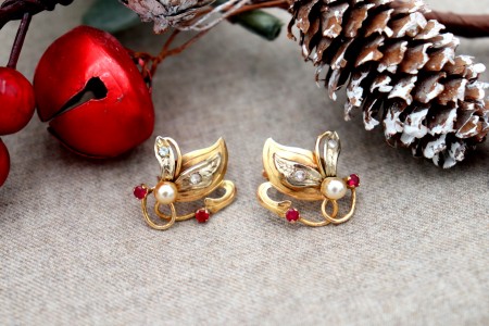 Brincos em ouro em forma de flor com lascas de diamantes e duas pedras sintética