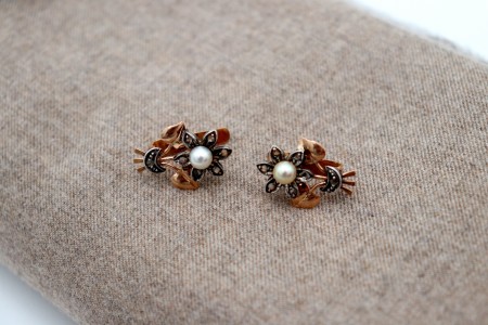 Brincos em ouro e prata em forma de flor com lascas de diamante e pérolas 