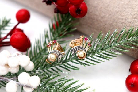 Brincos em ouro e prata com lascas de diamante e pedras incrustadas.