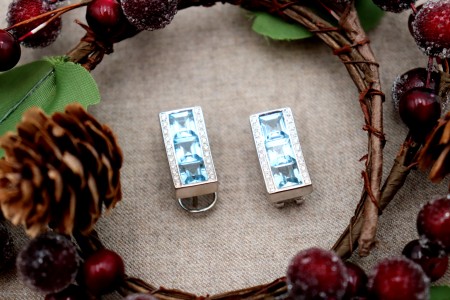 Brincos em ouro com diamantes (44) em talhe brilhante 8/8 e topázios azuis calibrados.