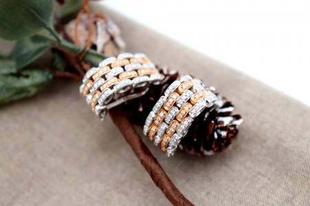 Brincos em ouro bicolor com diamantes (44) em talhe brilhante  8/8 e fecho Omega