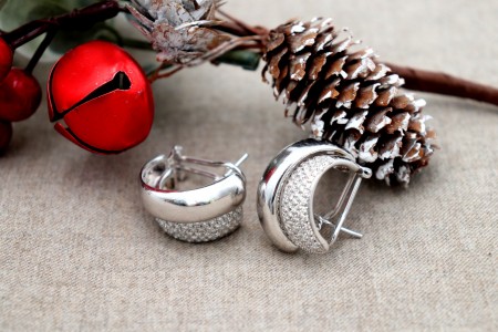 Brincos em ouro branco de duas faces com diamantes (160) em talhe brilhante 8/8 e com fecho omega.