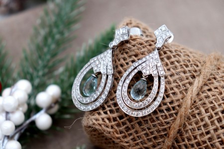 Brincos em ouro em forma de gota com (150) diamantes em talhe brilhante 8/8 e àguas marinhasem pingentes basculantes.