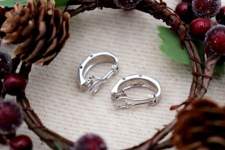 Brincos em ouro branco com três bandas e (14) diamantes em talhe brilhante 8/8, banda do centro martelada e fechos omega.