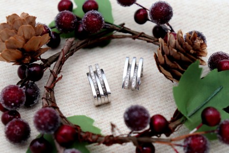 Brincos em ouro branco com faixas lisas alternadas com (36) diamantes em talhe brilhante e fecho omega.