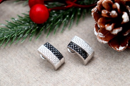 Brincos em ouro branco com duas faces e diamantes (152) em talhe brilhante 8/8 e fecho omega.