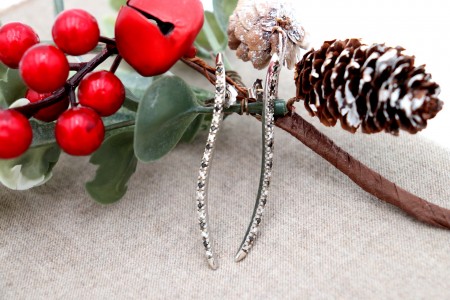  Brincos em ouro com diamantes (40) brancos e negros em talhe brilhante 8/8 em forma curva.