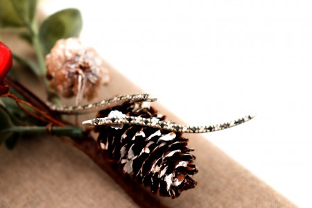  Brincos em ouro com diamantes (40) brancos e negros em talhe brilhante 8/8 em forma curva.