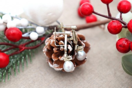 Brincos em ouro branco com diamantes (2) em talhe brilhante e duas lascas 