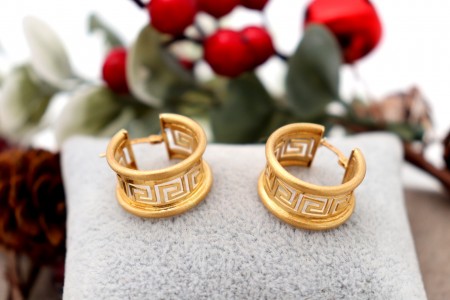 Brincos/Argolas em ouro com frisos gregos.