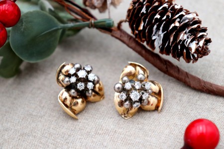 Brincos em ouro e prata com diamantes (14) em talhe brilhante em forma de flor