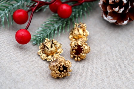 Brincos em ouro roseado ao estilo Asiático som pingentes bombolinas articuladas.