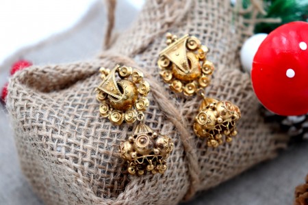 Brincos em ouro roseado ao estilo Asiático som pingentes bombolinas articuladas.