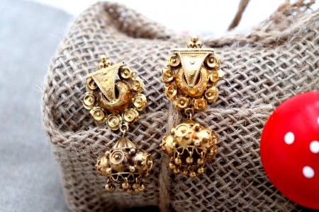 Brincos em ouro roseado ao estilo Asiático com pingentes bombolinas articuladas