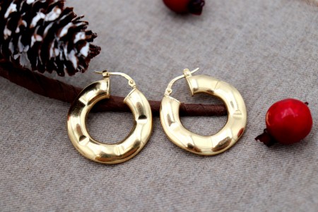 Brincos/Argolas em ouro com relevos ondeados.