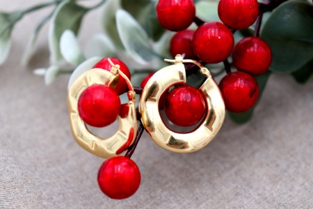 Brincos/Argolas em ouro com relevos ondeados.