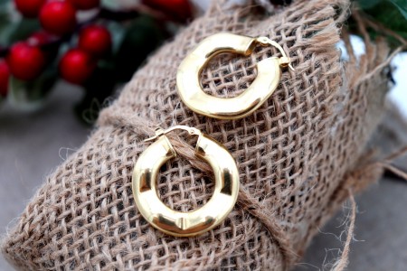 Brincos/Argolas em ouro com relevos ondeados.