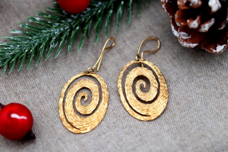 Brincos em ouro martelado com recortes