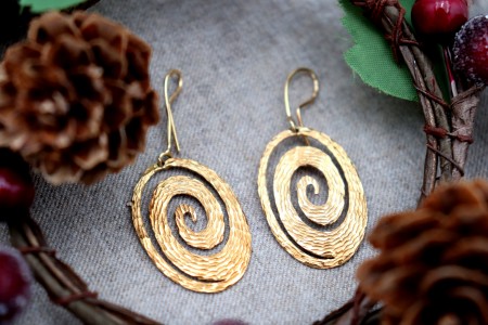 Brincos em ouro martelado com recortes