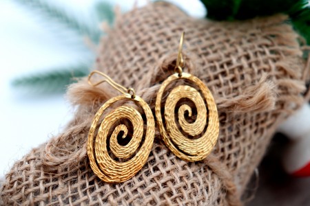 Brincos em ouro martelado com recortes articulados