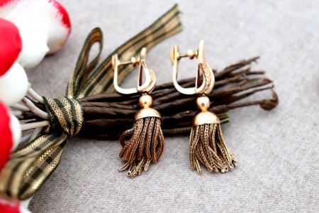 Brincos em ouro em forma de nós com pingentes articulados.