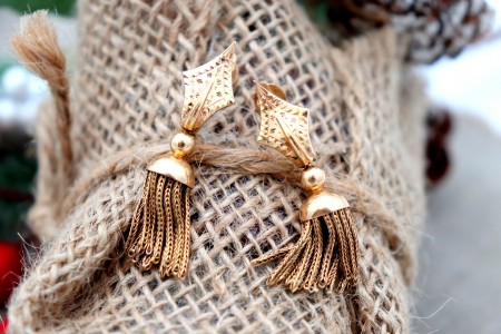 Brincos em ouro em forma de nós com pingentes articulados.