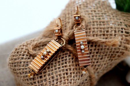 Brincos em ouro em formato canelado