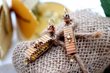 Brincos em ouro em formato canelado