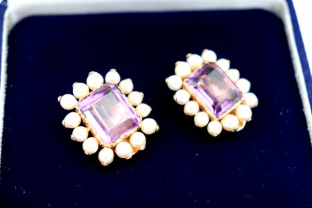 Brincos em ouro com pérolas furadas envolvendo ametistas lapidadas