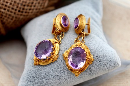 Brincos em ouro com relevos