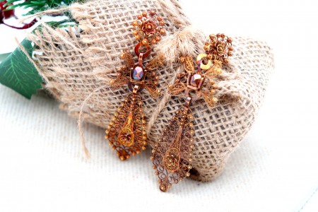 Brincos em ouro em forma de folha de oliveira