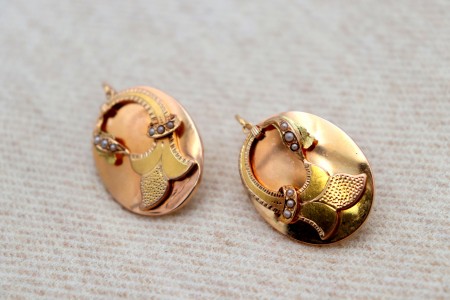  Brincos em ouro com relevos e aplicações