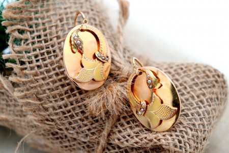  Brincos em ouro com relevos e aplicações