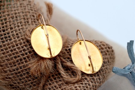  Brincos em ouro com relevos e aplicações