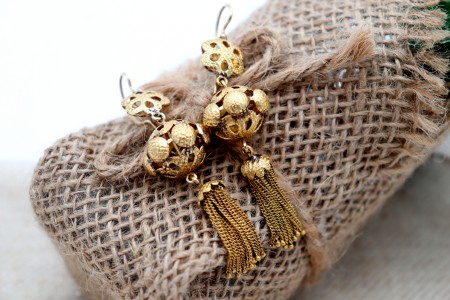 Brincos em ouro com relevos, recortes e pingente