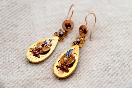 Brincos em ouro com aplicações e micro pérolas