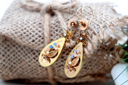 Brincos em ouro com aplicações e micro pérolas