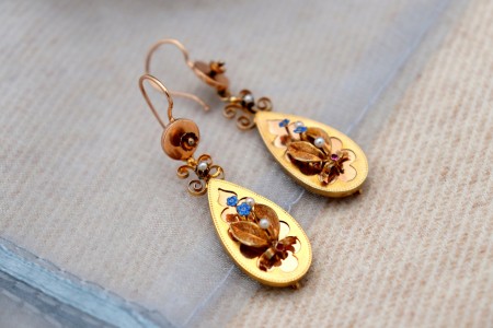 Brincos em ouro com aplicações e micro pérolas