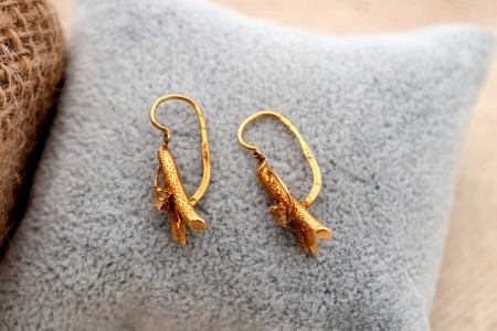 Brincos em ouro com relevos e pedras de imitação