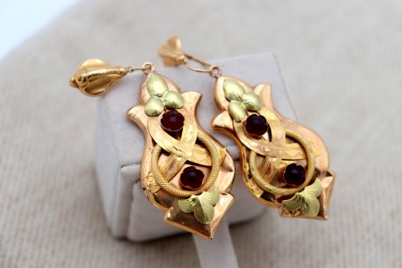 Brincos em ouro ao estilo folha de oliveira com aplicações