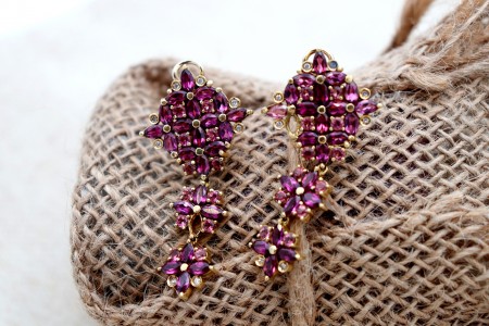 Brincos em ouro com (16) diamantes em talhe brilhante